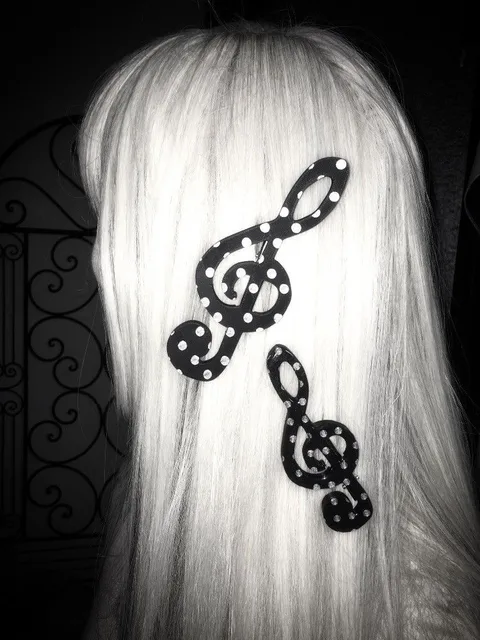 Dot Pattern Treble Clef Hair Clip