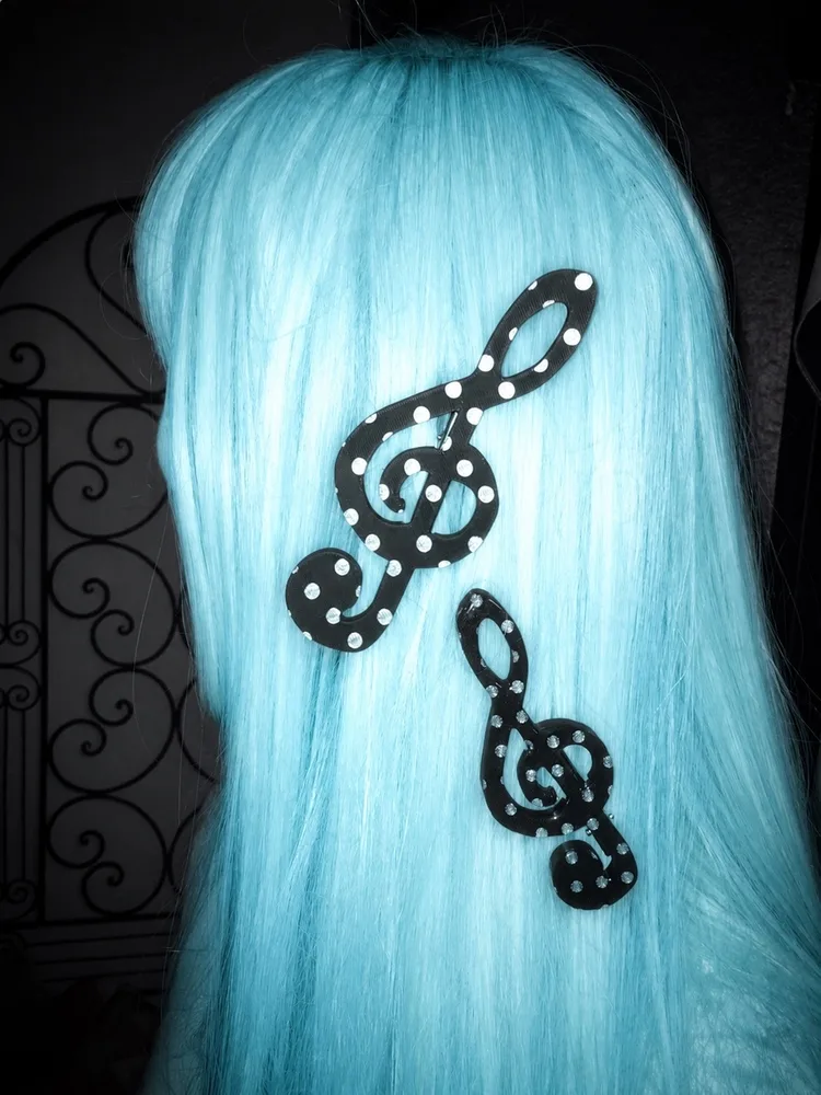 Dot Treble Clef Pin · 7